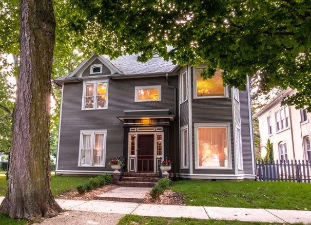 Indiana bed and breakfast inn for sale - Valparaiso Inn