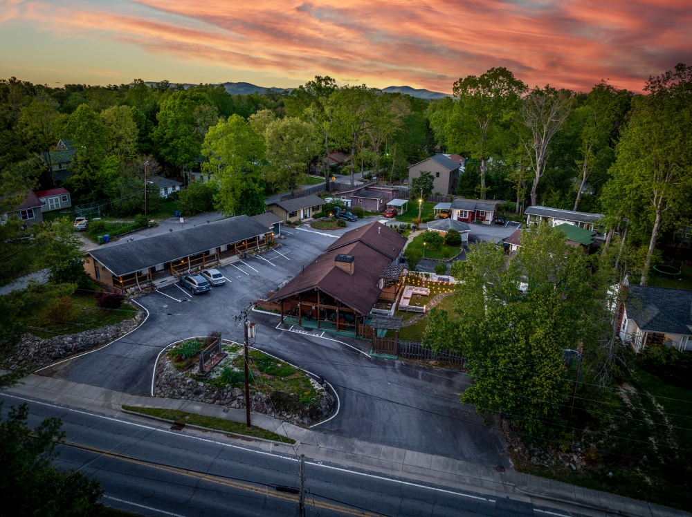 North-Carolina bed and breakfast inn for sale - Boutique Hotel In Hendersonville, NC