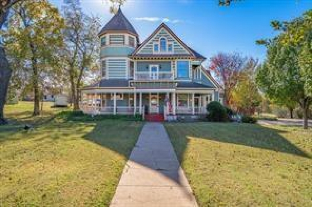 Four Winds Victorian Venue and Suites